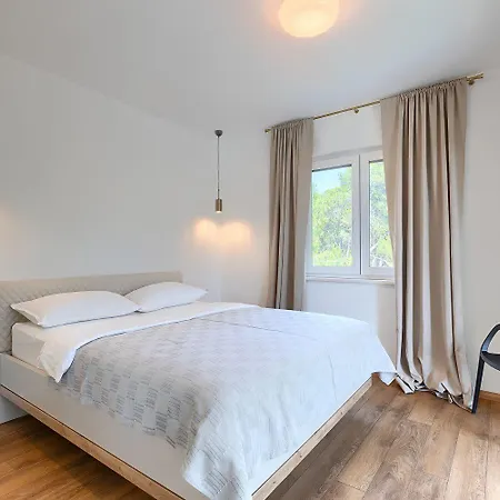 Exquisite Luxusvilla Mit Pool, Billard, Spielplatz *