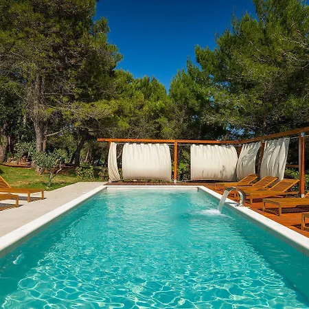 Exquisite Luxusvilla Mit Pool, Billard, Spielplatz Pula