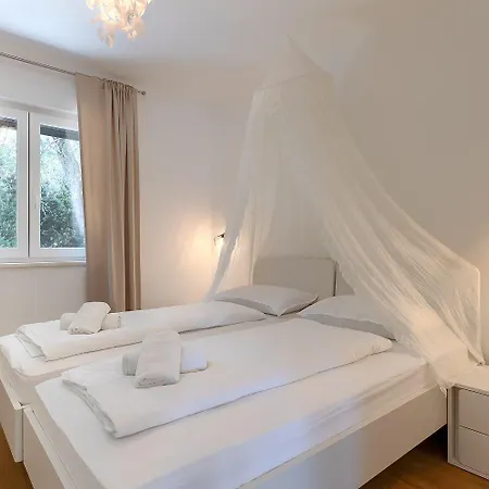 Exquisite Luxusvilla Mit Pool, Billard, Spielplatz