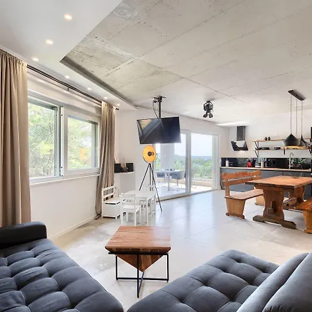 Exquisite Luxusvilla Mit Pool, Billard, Spielplatz Pula