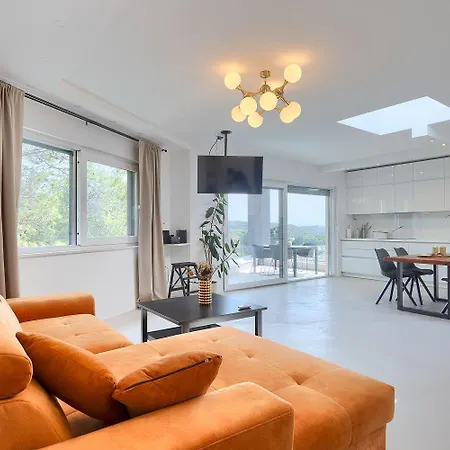 Exquisite Luxusvilla Mit Pool, Billard, Spielplatz Pula