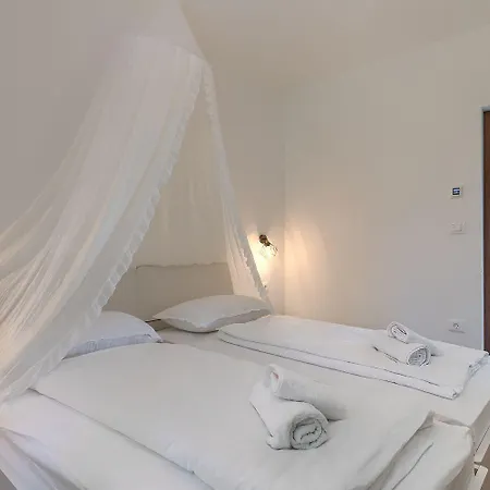 Exquisite Luxusvilla Mit Pool, Billard, Spielplatz