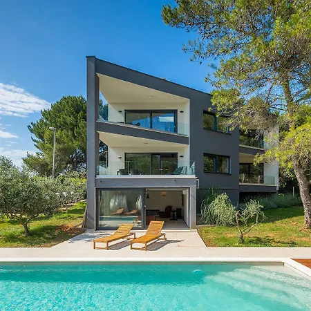 Exquisite Luxusvilla Mit Pool, Billard, Spielplatz Pula