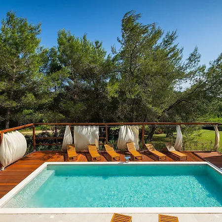 Exquisite Luxusvilla Mit Pool, Billard, Spielplatz بولا