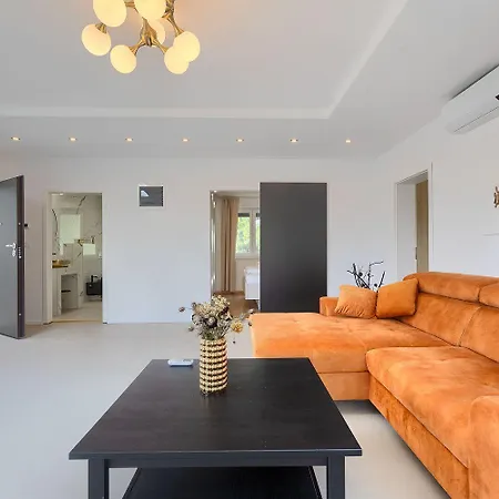 بيت للعطل Exquisite Luxusvilla Mit Pool, Billard, Spielplatz بولا