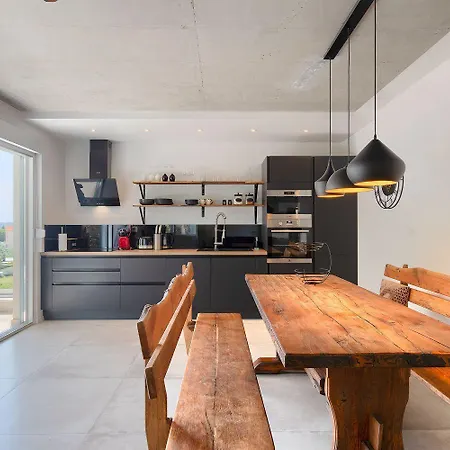 Exquisite Luxusvilla Mit Pool, Billard, Spielplatz بولا